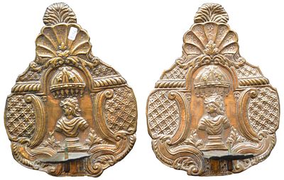 Zwei Wandkerzenleuchter. Messing, 1-lichtig, mit Barockornamenten verziertes Schild, H 25 cm, B 