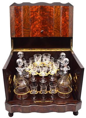 Reisebar. mahagonifarbenes Holz, auf vier runden F&uuml;&szlig;en stehend, gewellte Zarge, herausnehmbare 