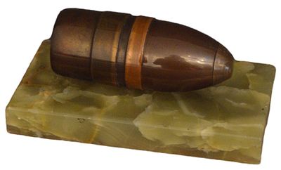 Briefbeschwerer. in Form einer Patrone, auf gr&uuml;nem Alabasterfu&szlig;, 7 x 13 cm, um 1900