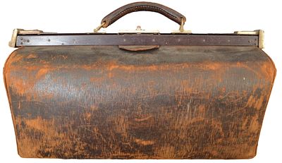 Hebammenkoffer. Leder, mit Metallverschluss, H 26 cm, B 53 cm, um 1900