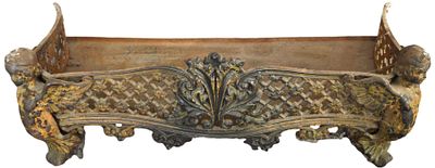 Kamineinsatz. Metall, mit zwei Putten, durchbrochen verziert, H 22 cm, B 59 cm, T 26 cm, um 1900