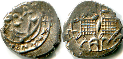 Ярославль. Анонимная денга. 1412-1420 г.г. Воин с топором и мечом вправо. Позади него решётка. 