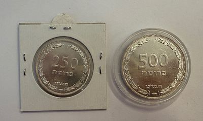 “זוג מטבעות כסף ישראליים מוקדמים בעריכים 250 ו־500 פרוטה. 
מצב שמור ויפה עם ברק מקורי, כולל 