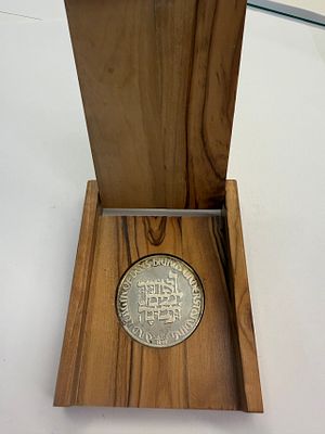 מדליה ישראלית “For Meritorious Service” – “בעד שירות מופת”, עם סמל העץ ועיצוב עברי/אנגלי. 