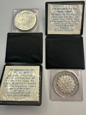 זוג מטבעות כסף ישראליים – “27th Independence Day Coin – Israel Bonds” 
שני מטבעות אספנות רשמיים 
