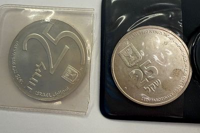 שני מטבעות/מדליות כסף ישראליים לאספנות, במשקל כולל של כ־58 גרם. 
* משמאל: מטבע ישראלי “25 שנה 