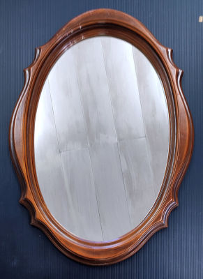 Mirror. A mirror in a decorated wooden frame. 
Very good condition 
90x60 cm