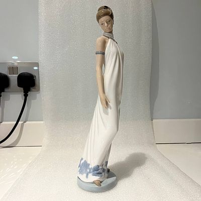 Статуэтка &laquo;Элегантная леди&raquo;. Испания, Lladro/Nao, 1994. 
Фарфор, ручная роспись. 
На основании: 