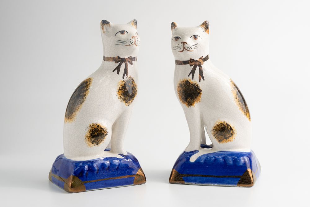 Пара антикварных статуэток белых кошек в бантиках. Великобритания, Staffordshire Pottery 