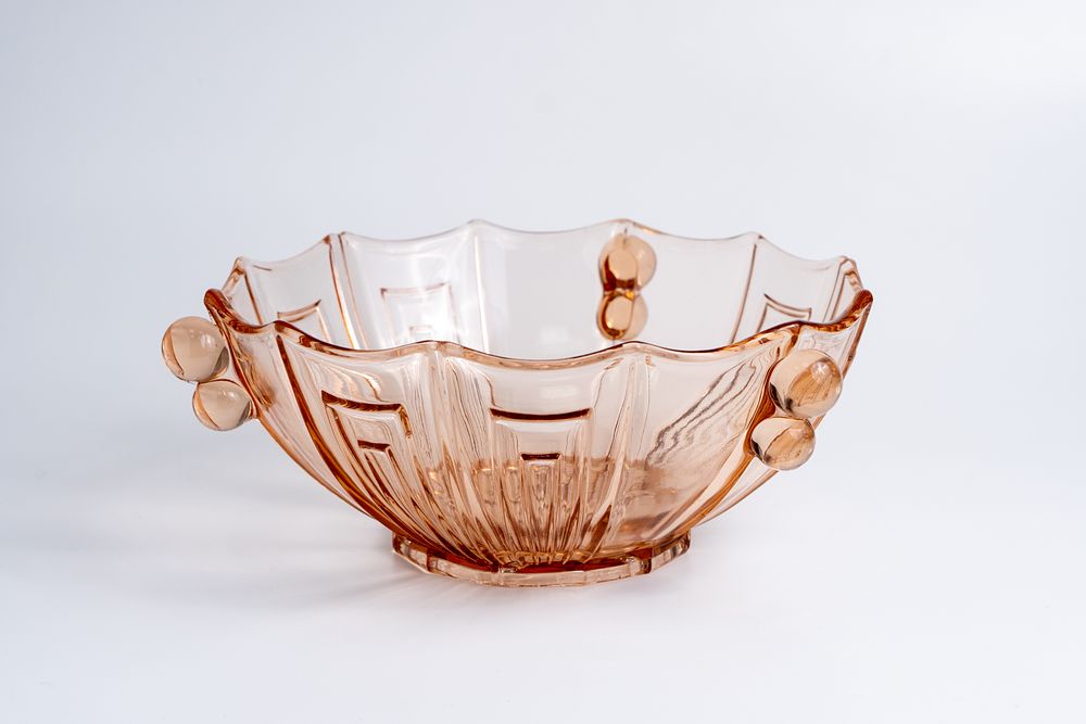 Салатник из розово-оранжевого прессованного стекла. Чехословакия, St&ouml;lzle, 1930-е гг. 