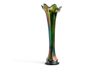 Высокая ваза в стиле модерн из изумрудного стекла с радужным переливом. США, Fenton Art Glass 