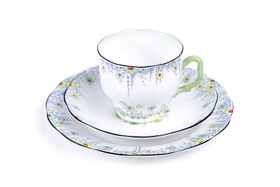 Чайное трио в стиле ар-деко. Англия: Royal Albert, 1930-е гг. 
Костяной фарфор, роспись. 
Высота 