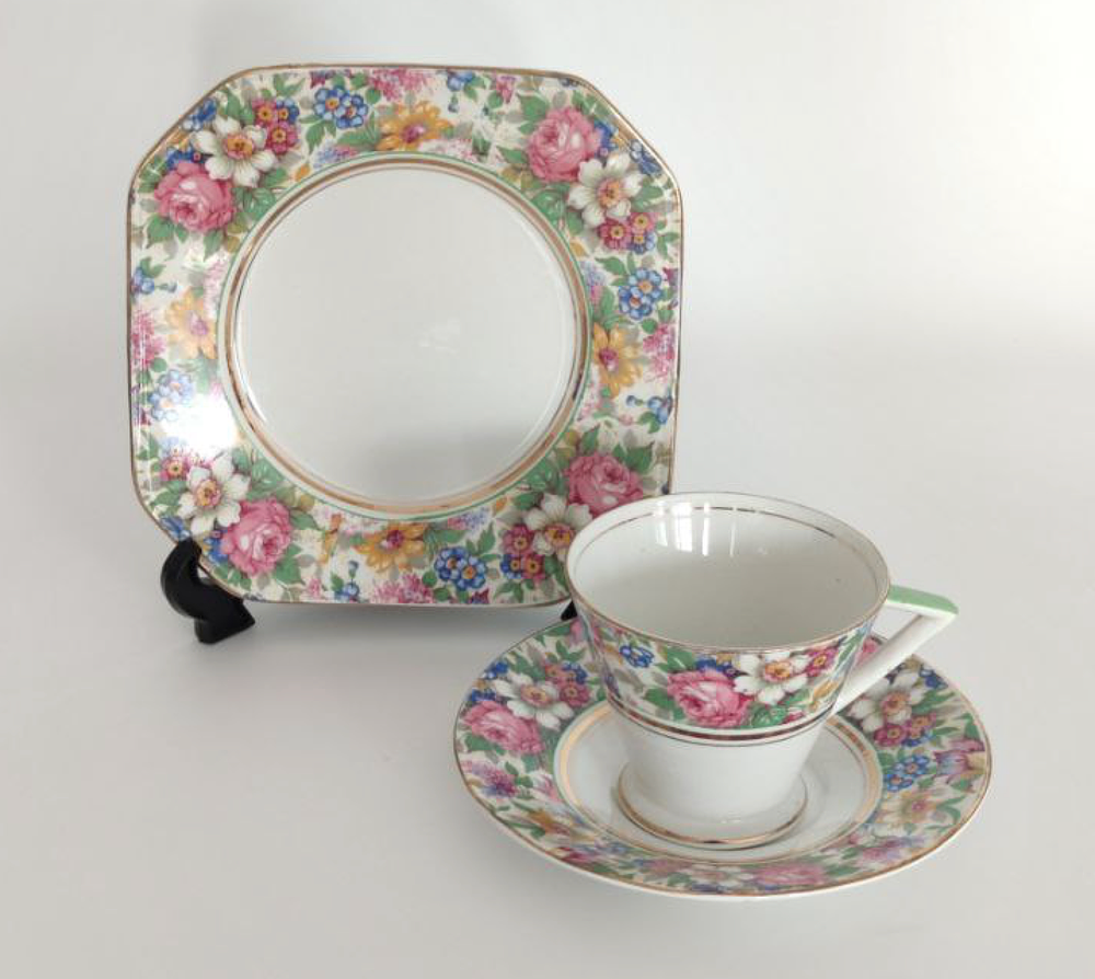 Чайное трио в стиле ар-деко. Англия: Palissy Ware, 1950-е гг. 
Костяной фарфор, роспись. 