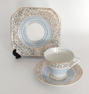 Чайное трио в стиле ар-деко. Англия: Palissy Ware, 1960-е гг. 
Фарфор, роспись, позолота 
Марка 