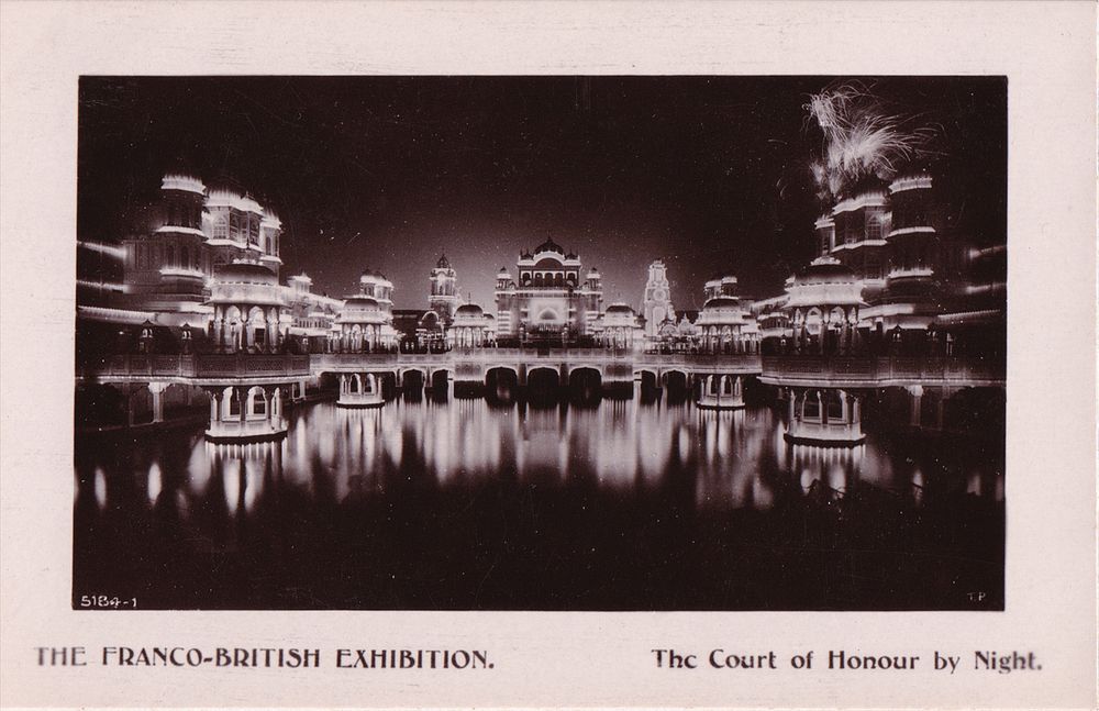 Почтовая карточка "Парадный двор ночью". Великобритания: Davidson Bros' Ltd, 1908. 
8,6 х 13,5 