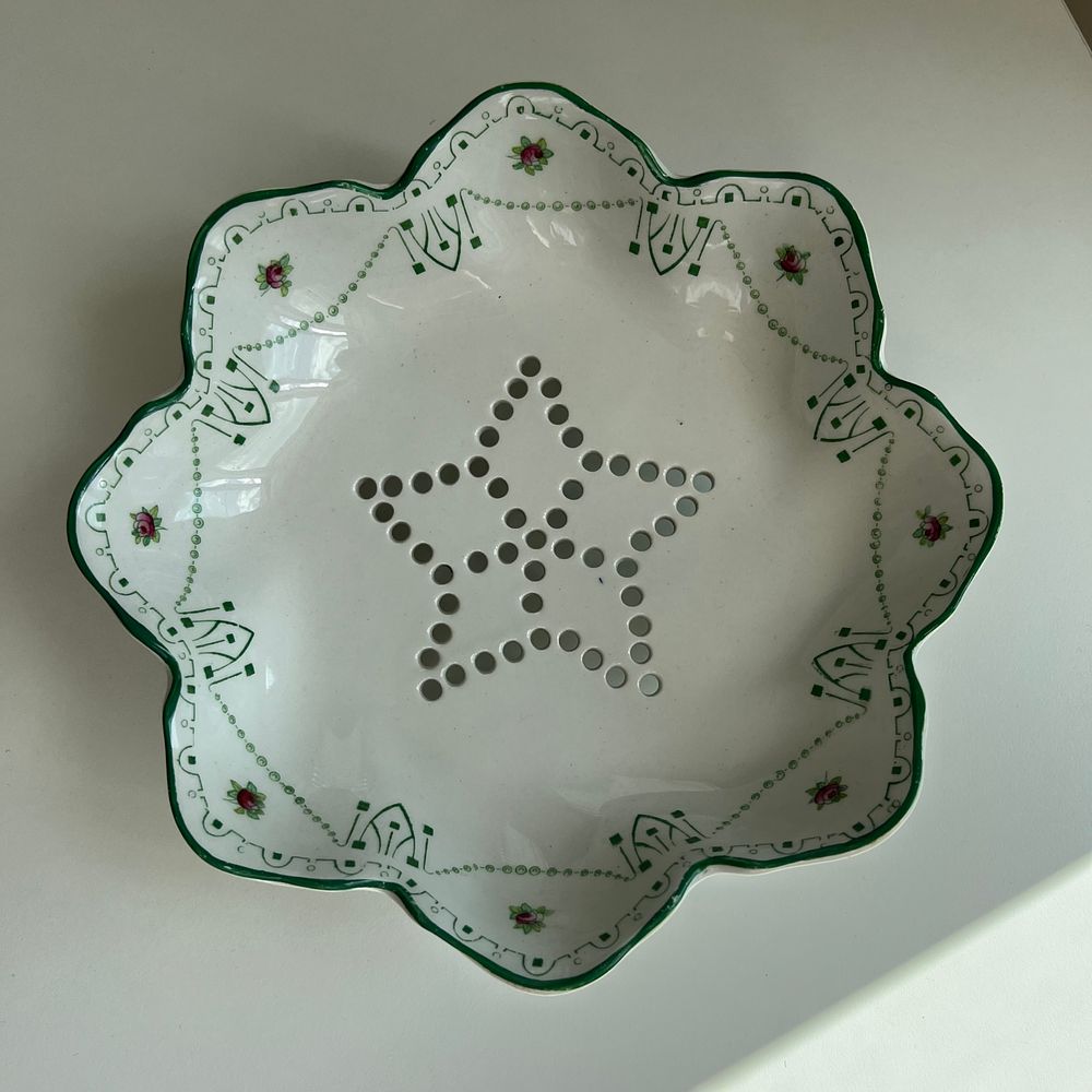 Винтажная ваза для ягод в стиле модерн на четырех ножках. Англия: Wedgwood, 1900-е гг. 
Фарфор 