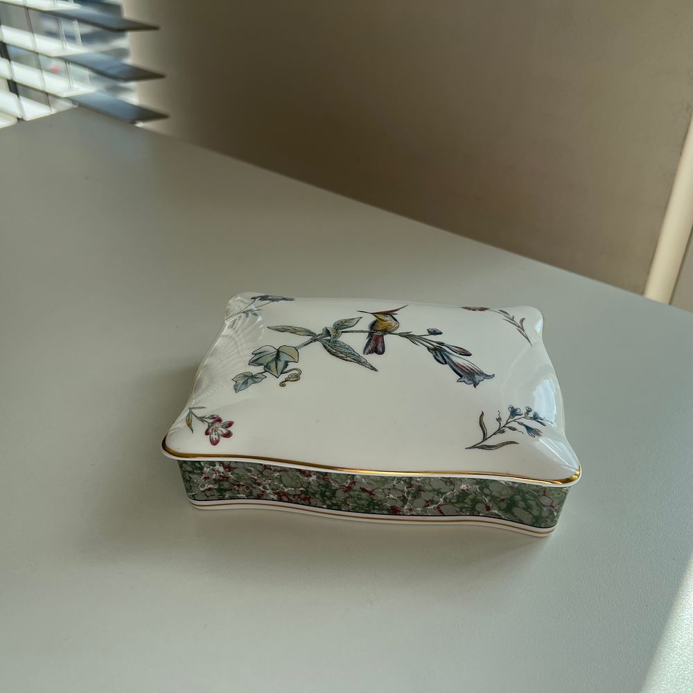Шкатулка для карт из серии &laquo;Колибри&raquo;. Великобритания, Wedgwood, 1991. 
Фарфор, деколь, позолота. 