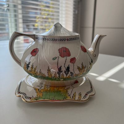Чайник с подставкой в стиле ар-деко с маками. Англия: Crown Ducal, 1915-1925 гг. 
Фарфор 