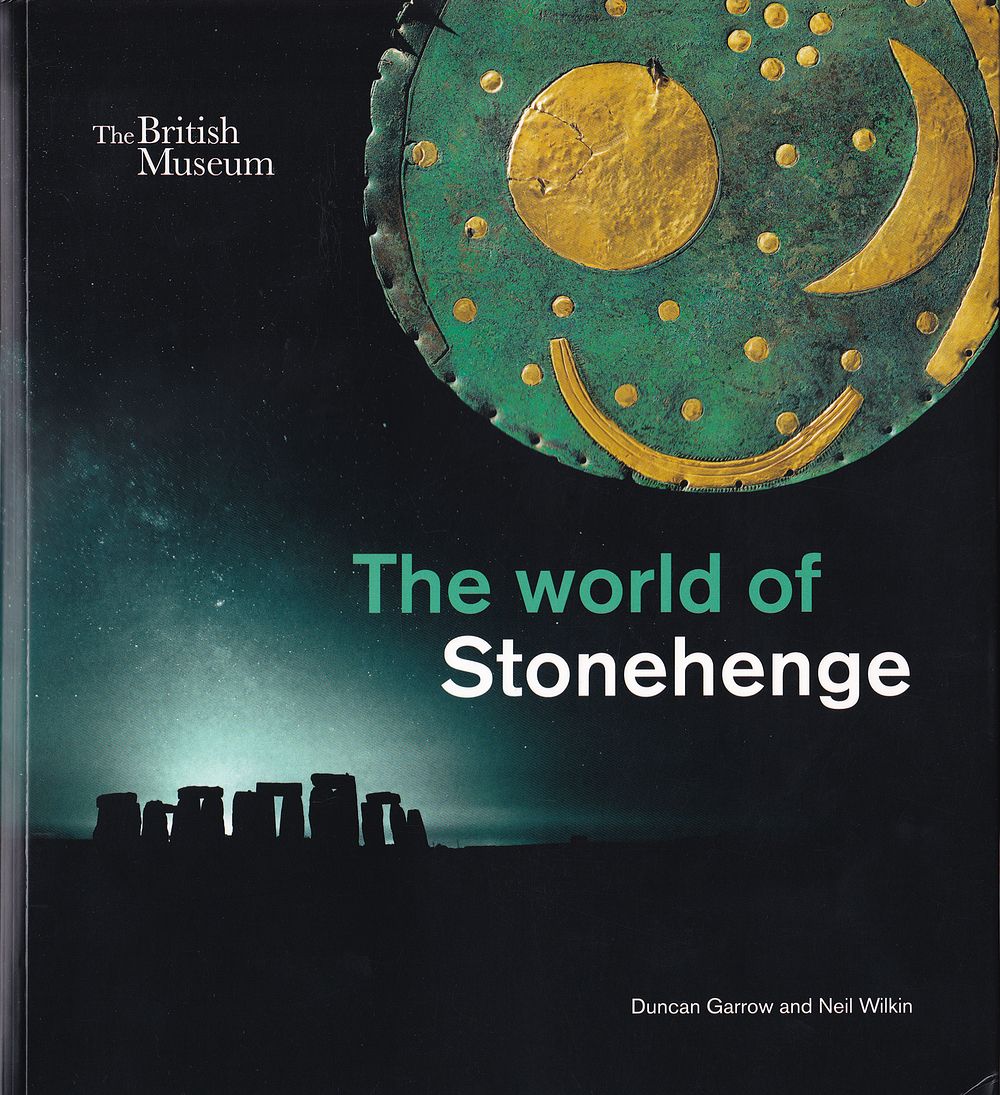 Мир Cтоунхенджа. Каталог выставки
. Лондон: The British Museum, 2022. 
272 с., ил., 28 х 25 см. 