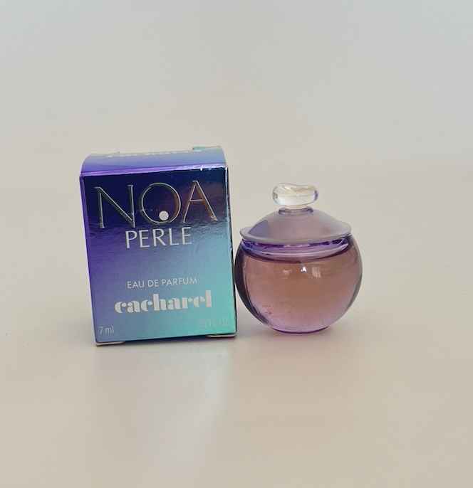 Миниатюра парфюмированной воды Noa Perle от Cacharel. Франция, 2000-е гг. 
Объём: 7 мл 