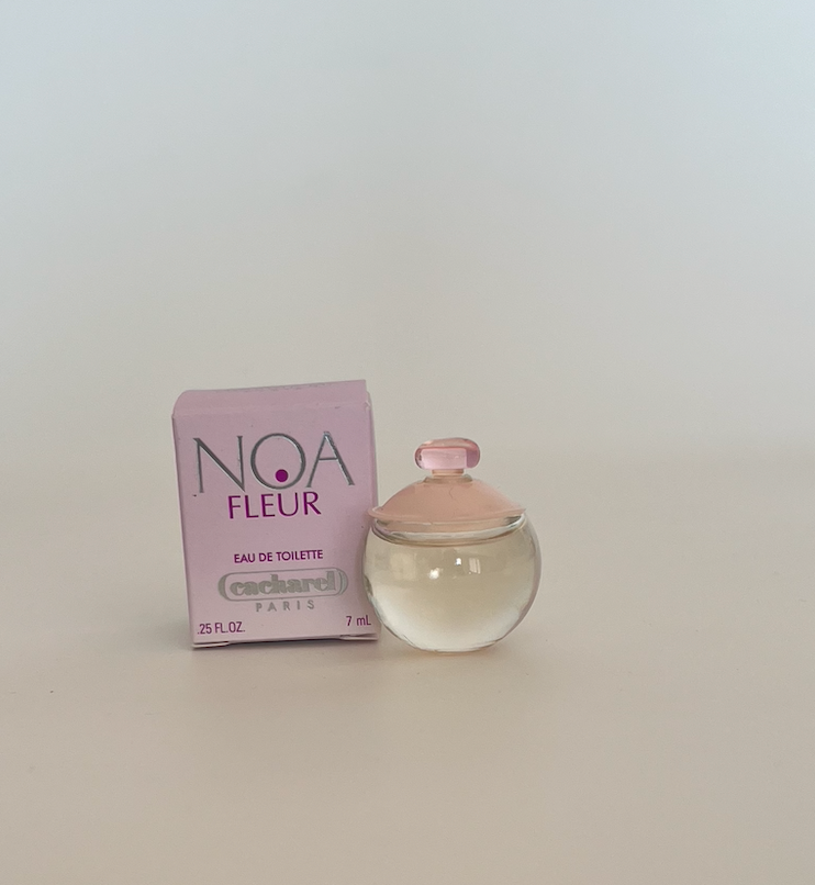 Миниатюра туалетной воды Noa Fleur от Cacharel. Франция, 2000-е гг. 
Объём: 7 мл 
Состояние: 