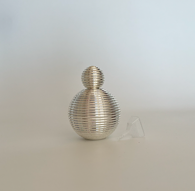 Парфюмерный флакон в виде сферической формы с рельефной горизонтальной гравировкой. Великобритани 