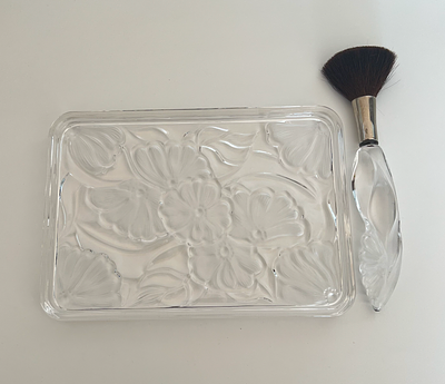 Декоративный поднос для туалетного столика и кисть для пудры в стиле модерн. Великобритания: 