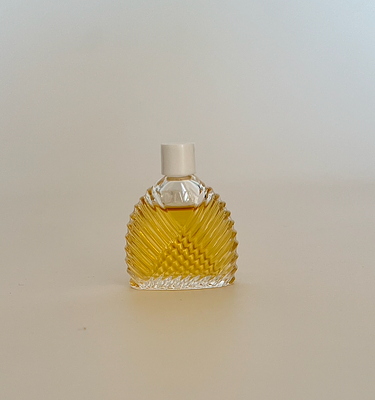Миниатюра парфюмерной воды Diva от Emanuel Ungaro. Франция, 1980-1990-е гг. 
Объем 4,5 мл. 