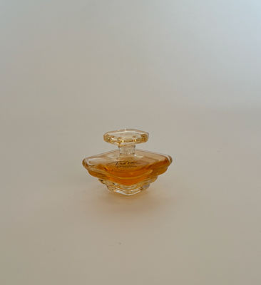 Миниатюра парфюмерной воды Tr&eacute;sor Lanc&ocirc;me. Франция, 1990-е гг. 
Объем 7,5 мл. 
Состояние очень 