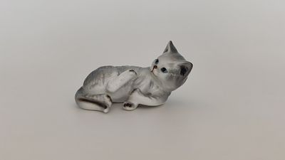 [без резерва] Коллекционная фарфоровая фигурка лежащего кота из серии &laquo;Cats of Character&raquo;. США: 
