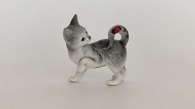 [без резерва] Коллекционная фарфоровая фигурка кота с божьей коровкой на хвосте из серии &laquo;Cats 