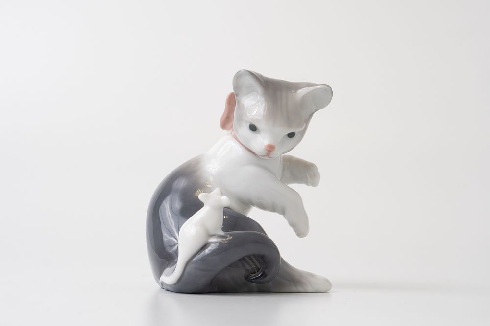 Коллекционная фарфоровая фигурка котенка с мышкой на хвосте. Испания, Lladro, 1990-е гг. 
Фарфор 