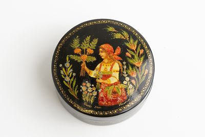Голикова Софья Михайловна (1928–2019) - Шкатулка &laquo;По ягоды&raquo;. Россия, п. Палех, 2004. 
Папье-маше 