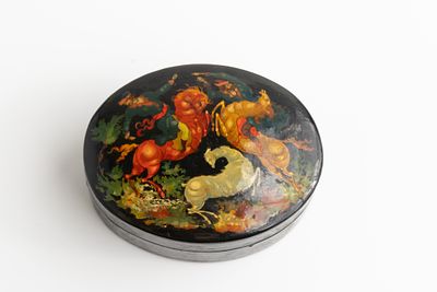 Голиков Николай Иванович (1924–2011) - Шкатулка &laquo;Охота на оленя&raquo;. СССР, п. Палех, 1972. 
Папье-маше 