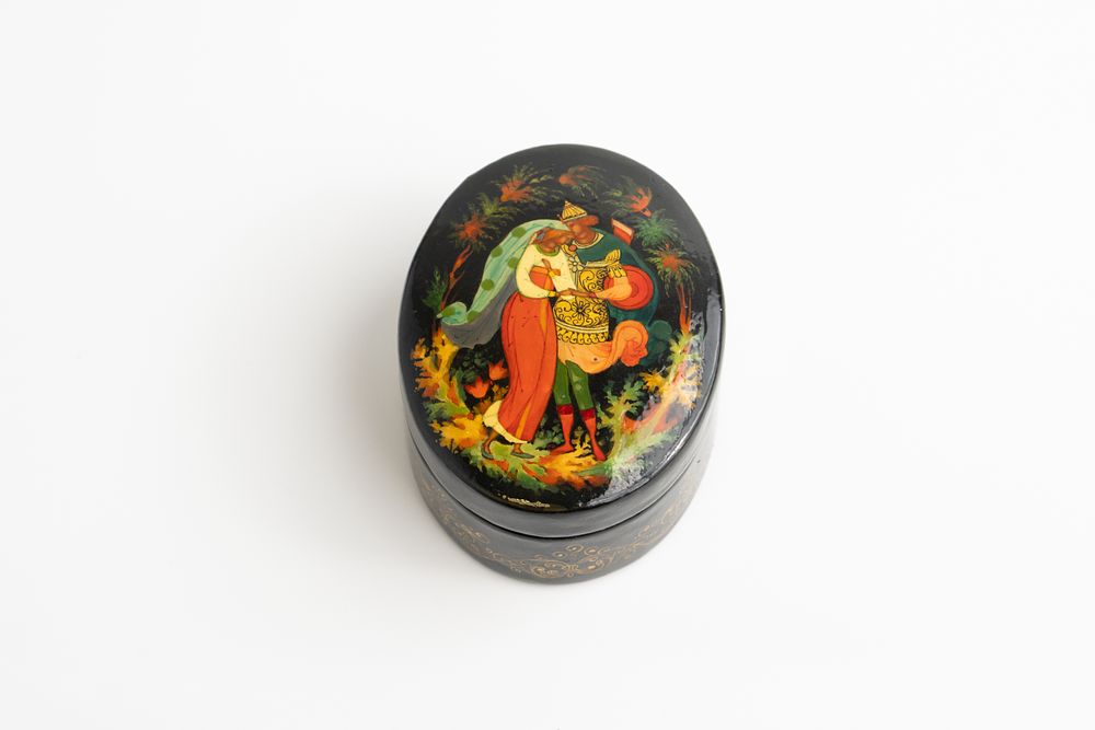 Голиков Николай Иванович (1924–2011) - Шкатулка &laquo;Прощание&raquo;. СССР, п. Палех, 1972. 
Папье-маше 