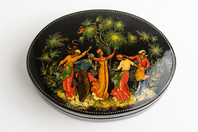Голиков Николай Иванович (1924–2011) - Шкатулка &laquo;Хоровод&raquo;. СССР, п. Палех, 1989. 
Папье-маше 