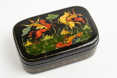 Голиков Николай Иванович (1924–2011) - Шкатулка &laquo;Поединок&raquo;. СССР, п. Палех, 1990. 
Папье-маше 