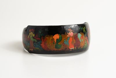 Голиков Николай Иванович (1924–2011) - Браслет &laquo;Жницы&raquo;. СССР, п. Палех, 1968. 
Папье-маше, яичная 