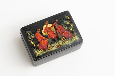 Голиков Николай Иванович (1924–2011) - Шкатулка &laquo;Разговор&raquo;. СССР, п. Палех, 1976. 
Папье-маше 