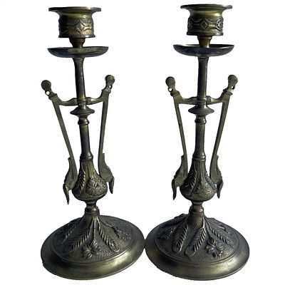 Пара бронзовых подсвечников. Бронза, позолота. 
Высота - 22 см. 
Основание - 10 см. 
Состояние: 