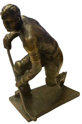 Бронзовая статуэтка "Хоккеист". Барганов. 1968 год. Бронза, литье, патина. 
Высота - 16 см. 