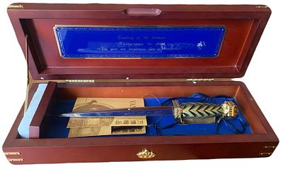 Сувенирный кинжал. Vanbo, Гонконг. Металл, дерево. 
Размер: футляр 43 х 15 х 8 см, кинжал 35 