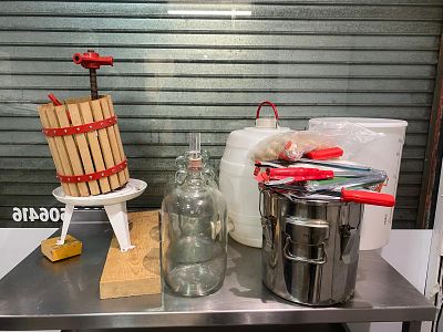 1x Assorted lot
wine maker / beer brewing / Demi John