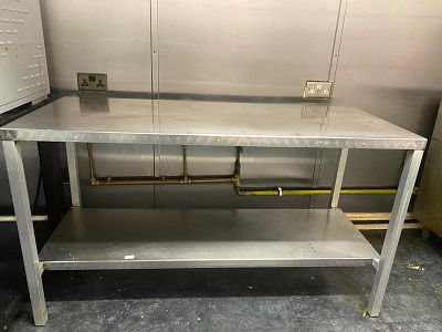 1x 2 tier stainless steel table
1553mm x 620mm x 865mm high