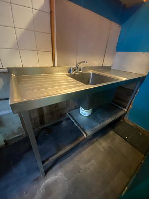 1x stainless steel deep sink table unit
comes with hot &amp; cold taps 
1600mm wide x 600mm 