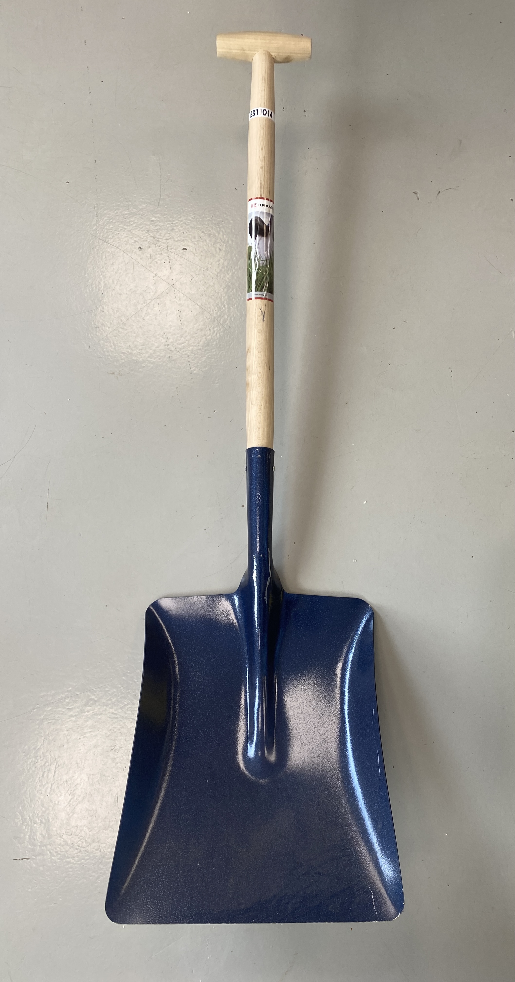 * Kramp Size 3 Steel Square Mouth Shovel with Wooden T-Handle