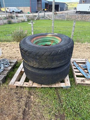 *. 2x lorry tyres and centres