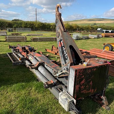 *. An 18 ton multi hook lift. Roll on roll off box,