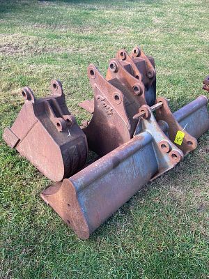 *. 4 x digger buckets for FORD 655c digger or 110 LB