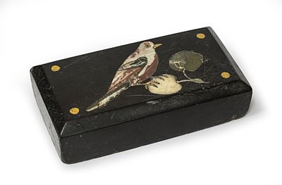 PLACCA FERMACARTE IN MARMO XIX SECOLO In marmo nero con decorazione in marmi policromi 